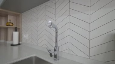 Lüks modern klasik gri mutfağa tıkla ve batır.