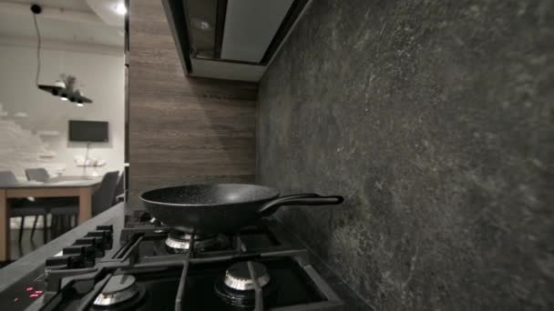 Cocina de gas en la cocina moderna de color marrón oscuro, gris y negro — Vídeo de stock
