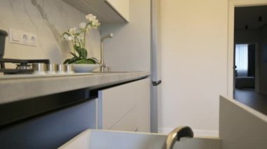 Modern klasik mutfak mobilyalarında mutfak gereçleri ile birlikte açık çekmece