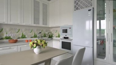 Yemek masası olan beyaz moden klasik mutfak.