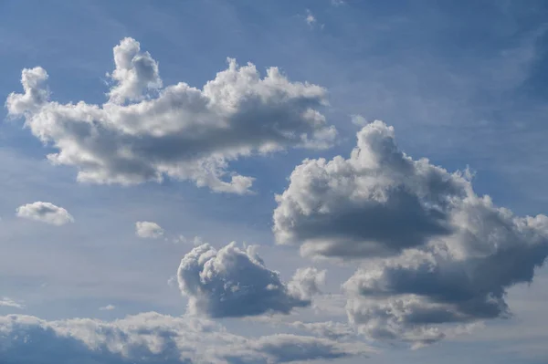 Cielo azul con bonitas nubes — Foto de Stock