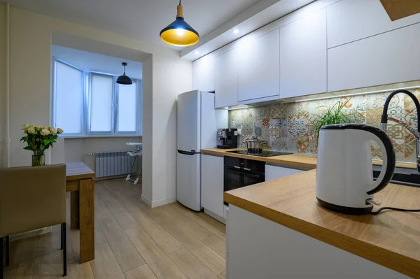 Lujoso interior de cocina moderna blanca — Foto de Stock