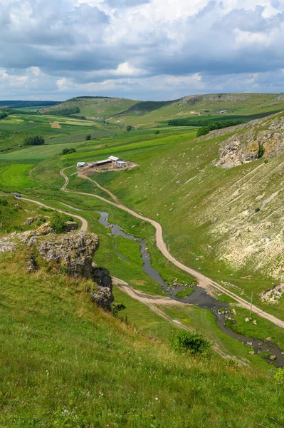 Vista sugli uccelli verso valle nel nord della Moldavia — Foto Stock