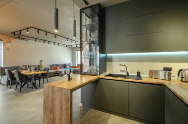 Yemek masası olan modern, büyük, lüks bir stüdyo daire.