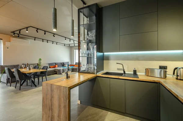 Moderní velký luxusní studio apartmán s jídelním stolem — Stock fotografie
