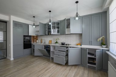 Kapıları açık gri ve beyaz modern mutfak mobilyaları.