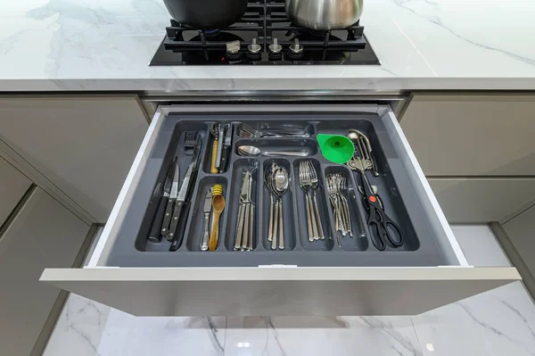 Buka laci dengan sendok garpu di modern putih woden dapur dalam gaya klasik — Stok Foto