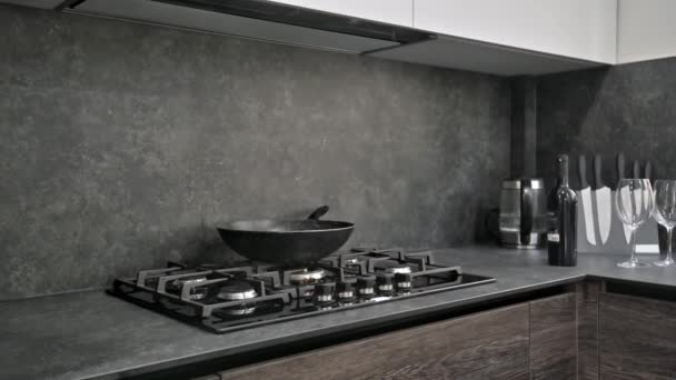 Top fogão a gás na moderna cozinha marrom escuro, cinza e preto — Vídeo de Stock