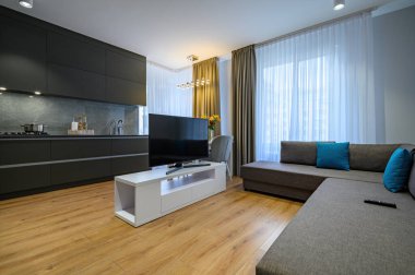 Modern büyük lüks, koyu gri mutfak.