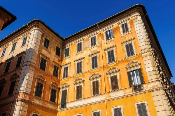 Vista típica de edificios residenciales antiguos habituales en Roma, Italia —  Fotos de Stock