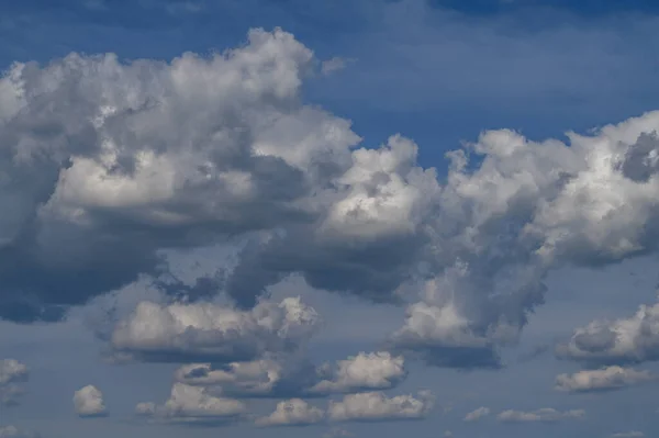 Синее небо с пушистыми облаками — стоковое фото
