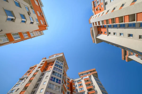 Nuevos edificios de apartamentos modernos disparados desde abajo — Foto de Stock
