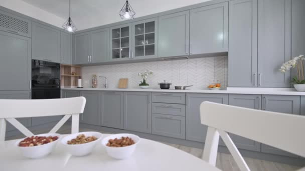 Stort lyxigt modernt klassiskt grått kök med vitt matbord — Stockvideo