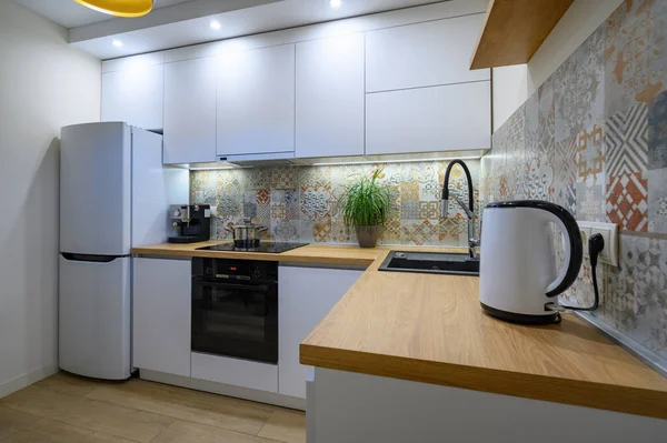Luxusní bílý moderní kuchyňský interiér — Stock fotografie