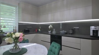 Modern, rahat, beyaz ve gri mutfak.