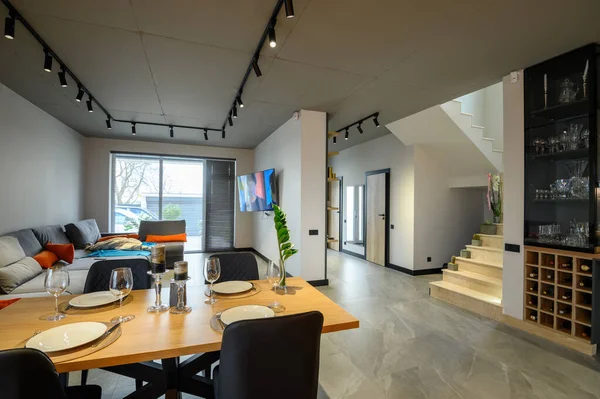Modern groot luxe studio appartement met eettafel — Stockfoto