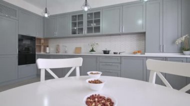 Büyük lüks moden klasik gri mutfak ve beyaz yemek masası.