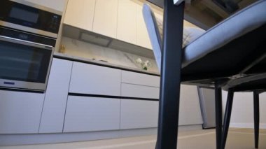 Yemek masası olan beyaz moden klasik mutfak.