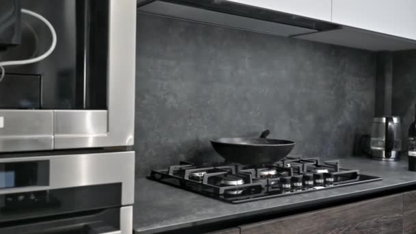 Gasherdplatte an moderner dunkelbrauner, grauer und schwarzer Küche — Stockvideo