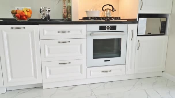Moderne klassische weiße Kücheneinrichtung — Stockvideo