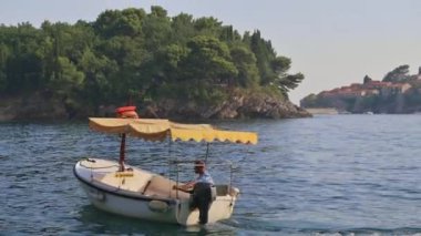 Karadağ 'ın Budva Körfezi' ndeki teknesinde kayıkçı.