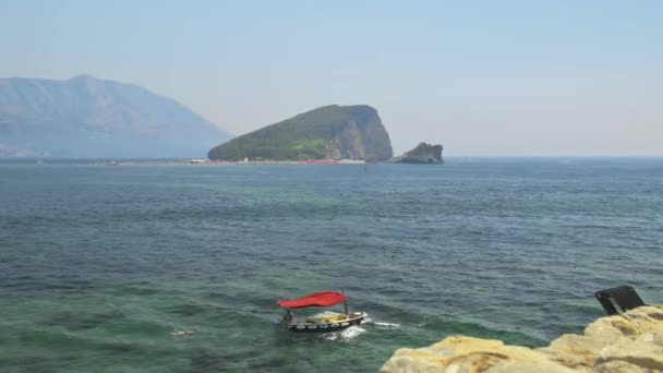 Viaje en barco por la bahía de Budva en Montenegro — Vídeo de stock