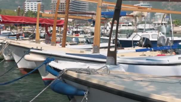 Viaje de pescador en la bahía de Budva en Montenegro — Vídeo de stock