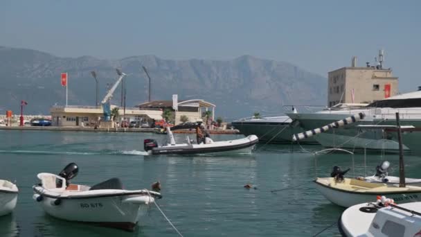 Viaje de pescador en la bahía de Budva en Montenegro — Vídeos de Stock