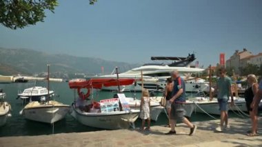 Karadağ 'ın Budva Körfezi, Adriyatik Denizi' nden su taksi siparişi verenler