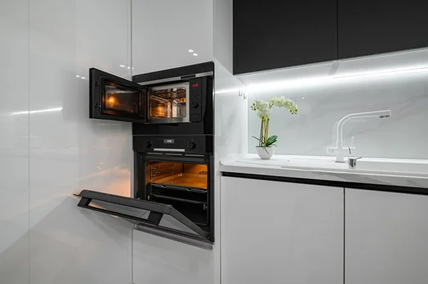 Luksusowa biało-czarna nowoczesna kuchnia marmurowa — Zdjęcie stockowe