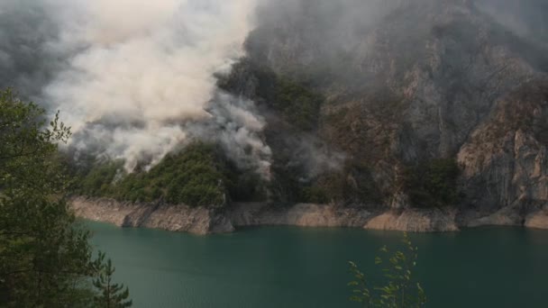 Divoký požár nad horským lesem u jezera Piva v Černé Hoře v srpnu 2021 — Stock video