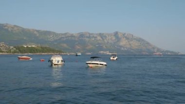 Karadağ 'da Budva Koyu' nda tanınmayan tekneler