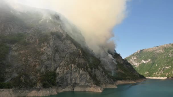 Incendio salvaje sobre bosque de montaña cerca del lago Piva en Montenegro en agosto de 2021 — Vídeos de Stock