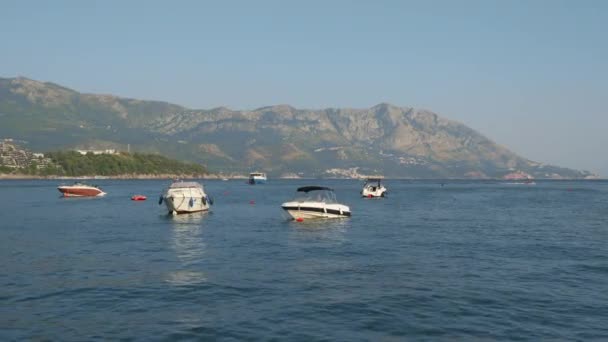 Barche irriconoscibili baia di Budva in Montenegro — Video Stock