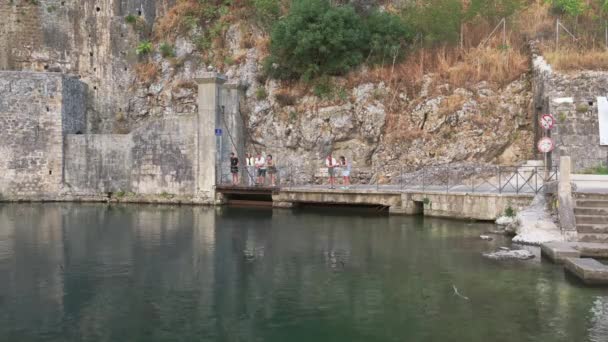 Ingresso al Bastione Gurdico, parte del Traino Vecchio di Kotor — Video Stock
