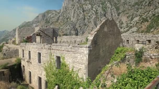 Ruïnes op de top van middeleeuwse vesting St. John, deel van Lod Kotor stad, Montenegro — Stockvideo