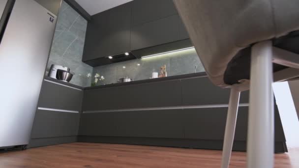 Modern luxus sötét szürke konyha lövés alacsony szögből — Stock videók