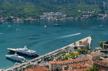 Kotor körfezi ve limanı yazın yukarıdan görülüyor