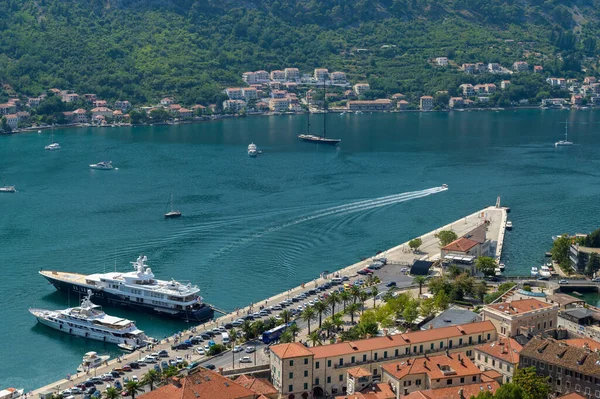 Baie de Kotor et port vus d'en haut à l'été, Monténégro — Photo