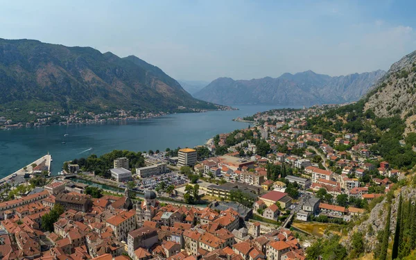 Bucht und Hafen von Kotor im Sommer von oben gesehen, Montenegro — Stockfoto