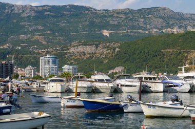 Karadağ 'ın Budva Körfezi' nde yaz mevsiminde demirli tekne ve yatlar