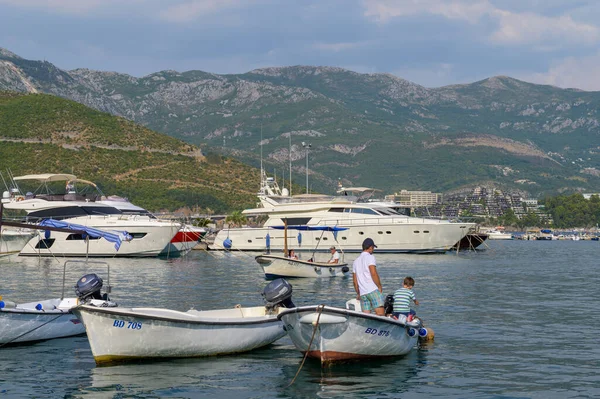 Лодки и яхты пришвартовались в Будве летом в Черногории — стоковое фото