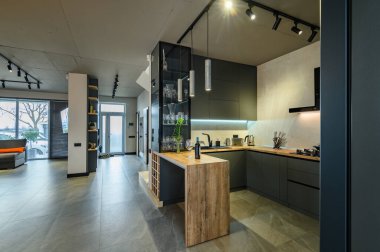 Yemek masası olan modern, büyük, lüks bir stüdyo daire.