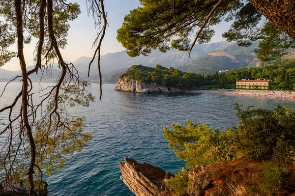 Milocer Park ao lado de Sveti Stefan ao pôr-do-sol. Costa de Budva Riviera, Montenegro. — Fotografia de Stock