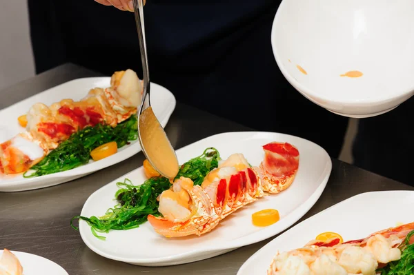 Decoração de lagosta cozida no prato — Fotografia de Stock