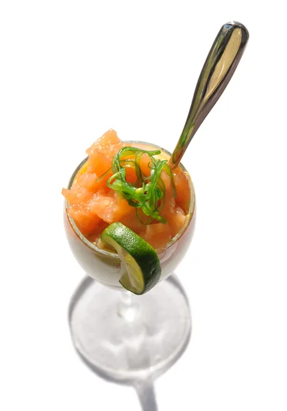 Свіжий салат з солоним лососем — стокове фото
