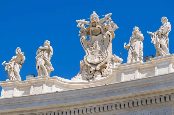 Statuen auf dem Dach der Peterskathedrale in Vatikan — Stockfoto