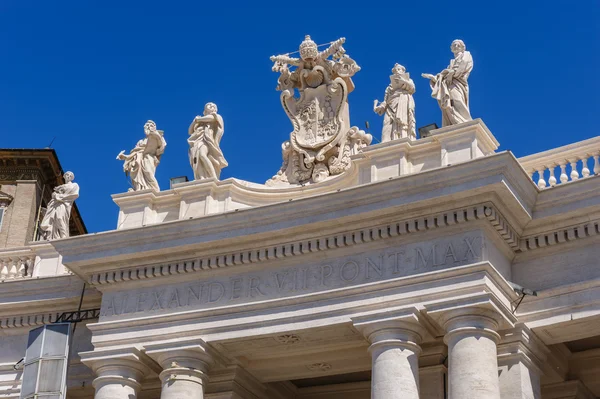 Statues on the roof of St. Peter Cathedral in Vatican — Stock Photo, Image