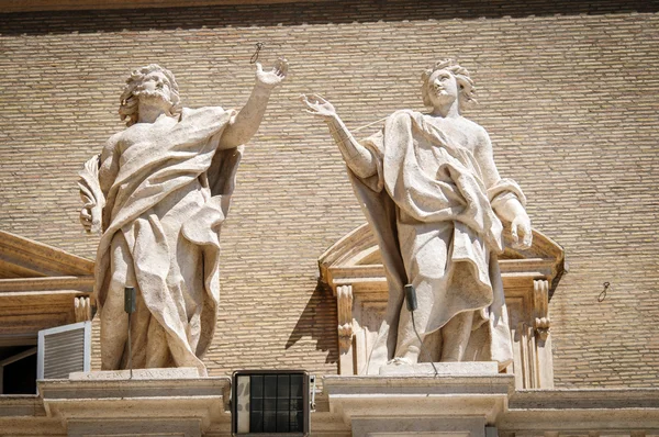 Statyer på taket av st. peter domkyrka i Vatikanen — Stockfoto