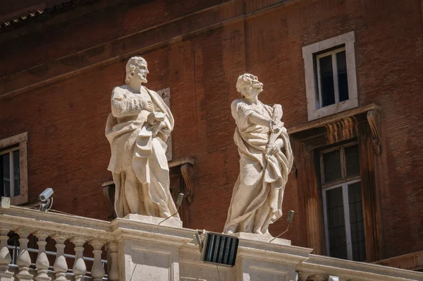 Статуї на даху Святого Петра у Ватикані собор — стокове фото